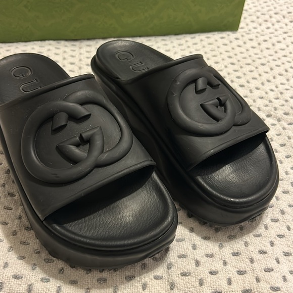 Gucci Women’s Platform Slide with Interlocking G. Black Rubber. - Picture 15 of 16